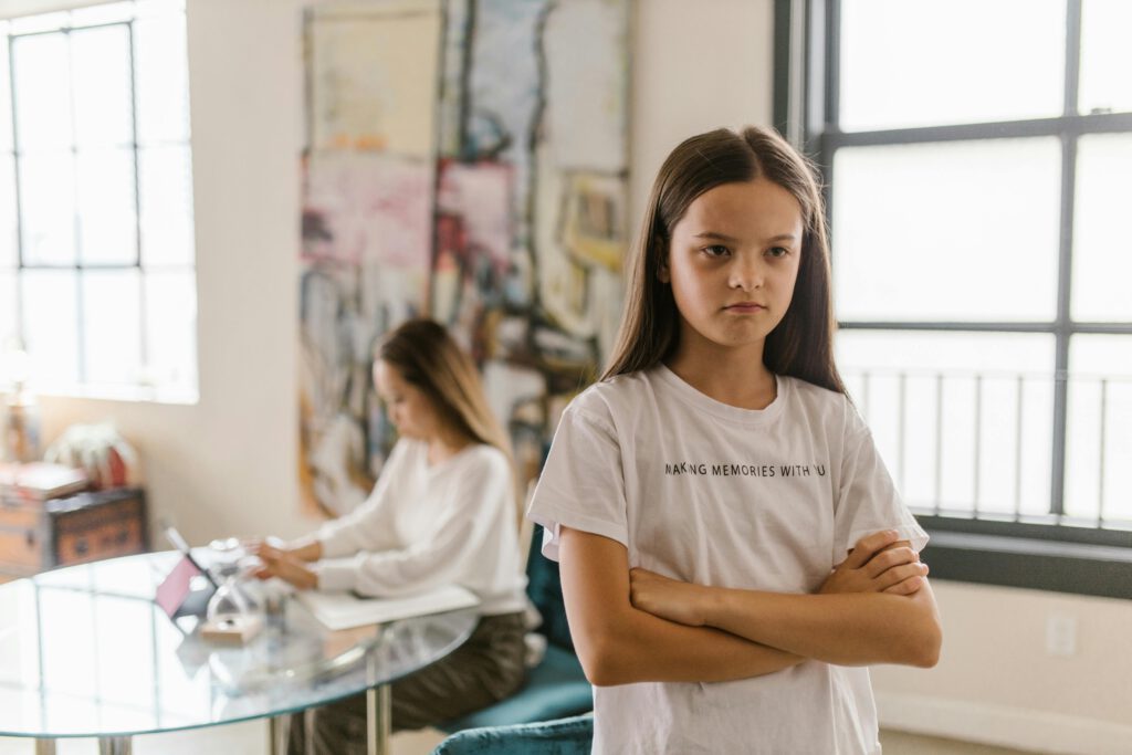 Een meisje met ADHD is ontevreden over haar situatie.